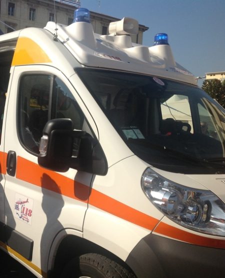 San Giuliano Terme: auto si ribalta e finisce fuori strada. Ferito il conducente