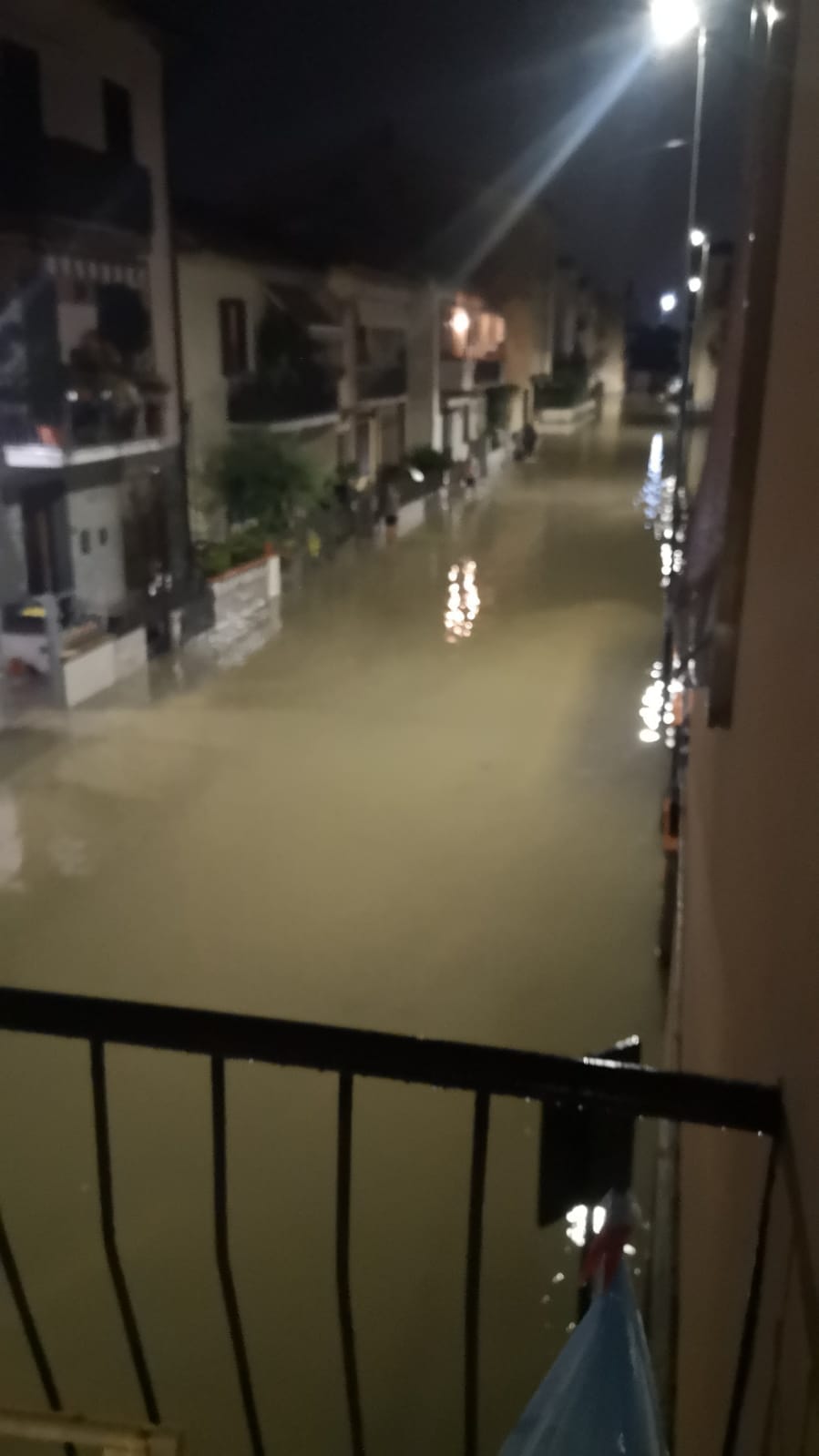 Maltempo: alluvione a Montemurlo. Esonda un torrente. Evacuati i cittadini dei piani bassi