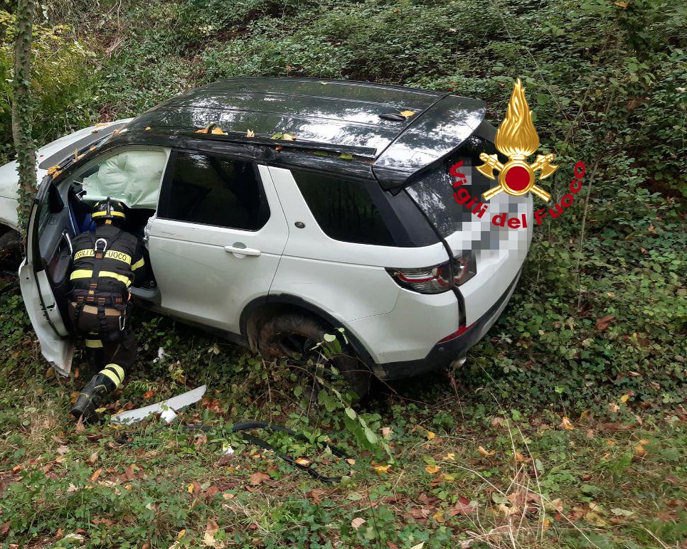 Vicchio: suv finisce in un dirupo. Soccorsa famiglia di quattro persone