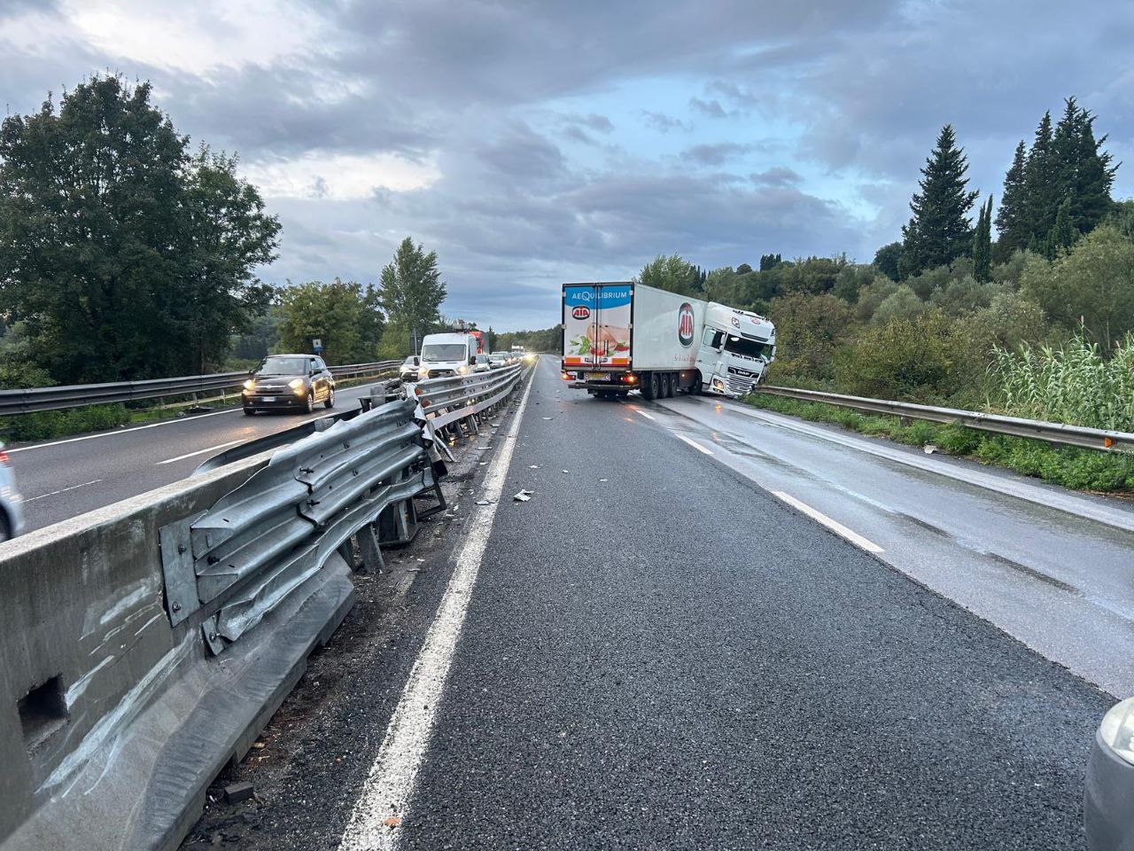 Fipili, incidente fra Lastra a Signa e Ginestra: Tir finito di traverso. Traffico bloccato a lungo