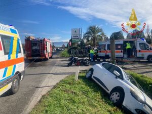 Pistoia: motociclista si scontra con un’auto e resta incastrato sotto il veicolo. E’ grave