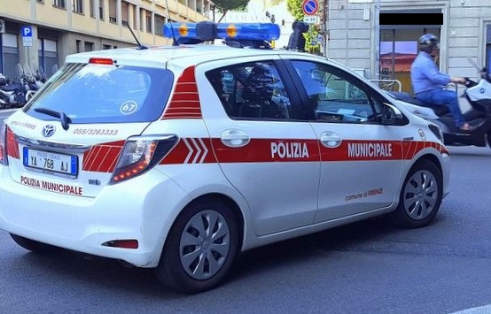 Firenze, occupazioni abusive: nuovo blitz della polizia municipale in centro. Oltre 12mila euro di multe