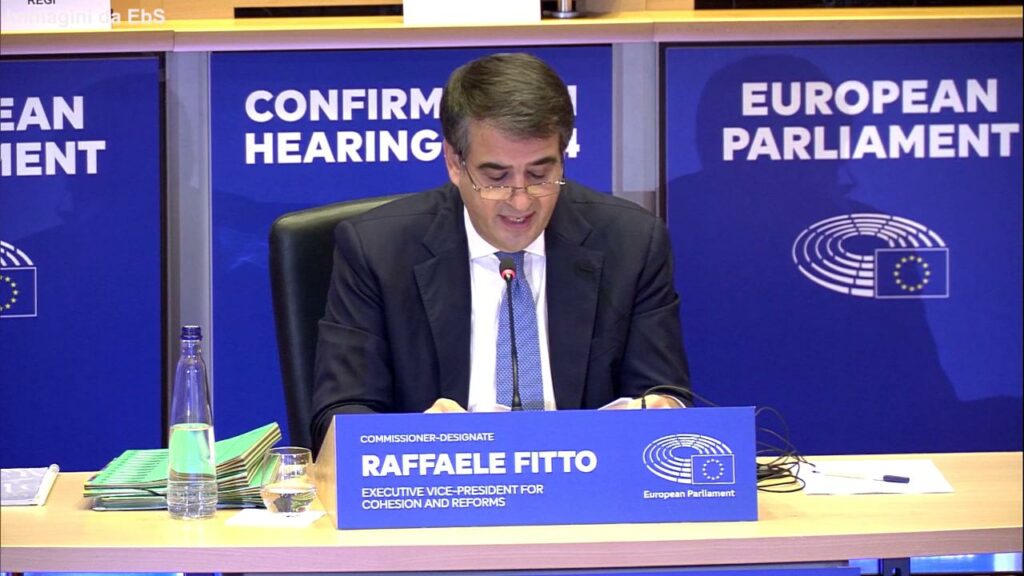 Parlamento Ue: su Fitto voto rinviato. Il suo intervento: “Qui rappresento solo l’Europa”