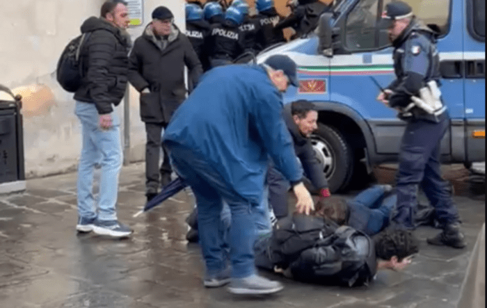 Pisa, scontri di febbraio: 13 manifestanti colpiti da avviso di garanzia. L’accusa: “Aver offeso onore e decoro degli agenti”