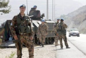 Libano: otto razzi sugli italiani della base Unifil. Tajani: “Sono stati lanciati da Hezbollah”. Cinque soldati sotto osservazione