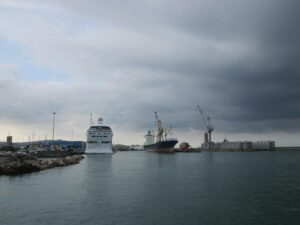 Maltempo: forte libeccio, traffico a rilento nel porto di Livorno. Raffiche fino a 35 nodi, stop collegamento Capraia