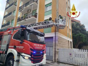 Maltempo: raffiche di vento, stop traghetti a Livorno. Strade chiuse a Marina di Pisa. Alberi caduti nel Mugello