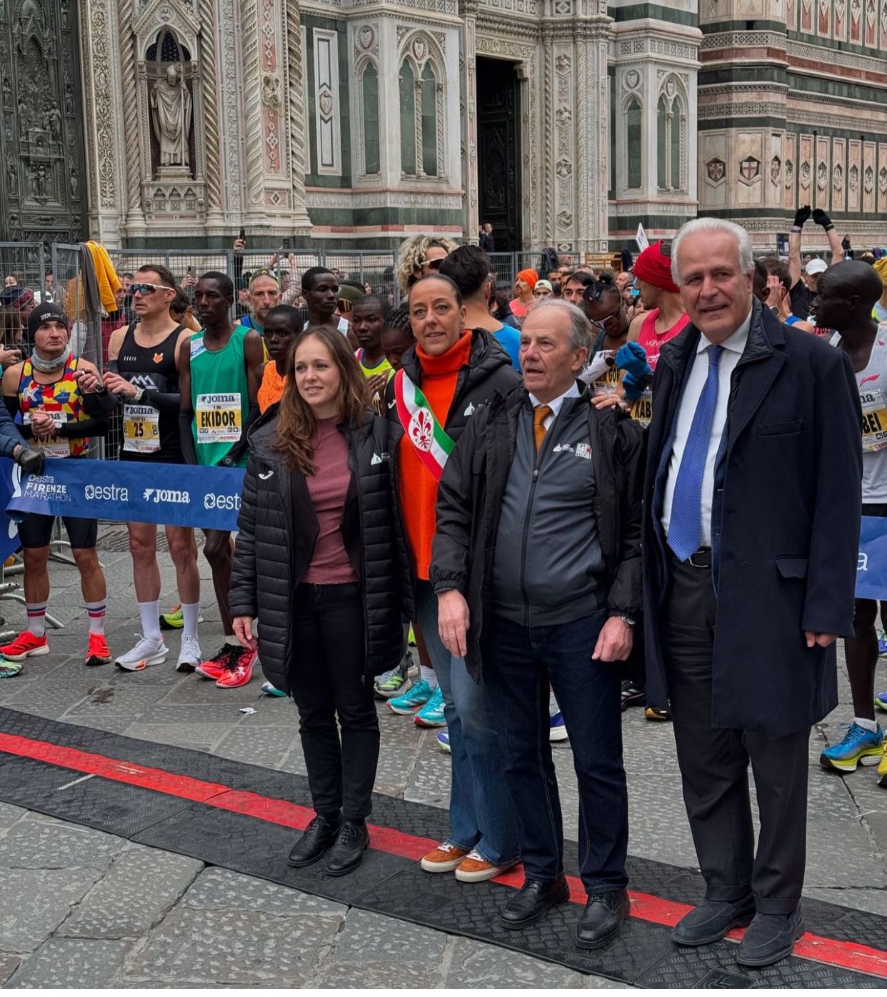 La classica maratona di Firenze anima il centro storico, Giani alla partenza degli atleti 