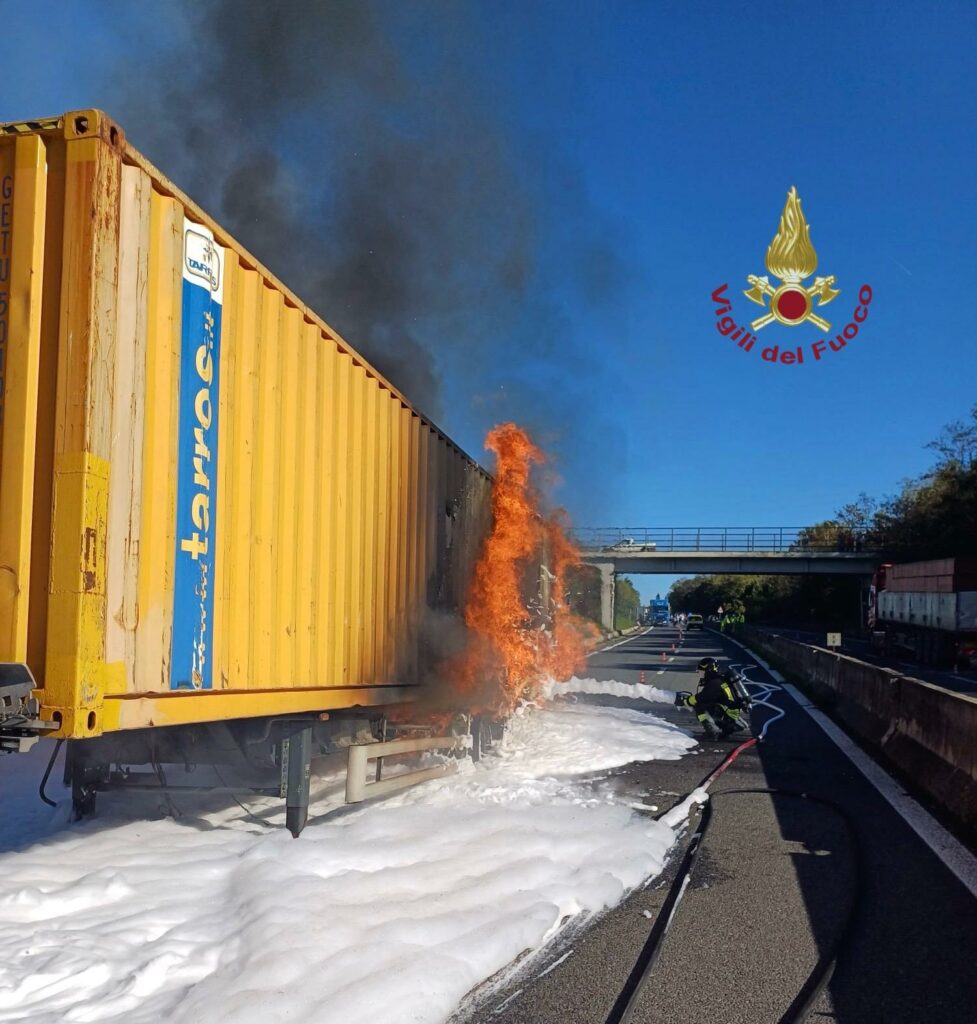 Autostrada A1: tir con solventi in fiamme sul raccordo Perugia-Bettolle. Il tratto è stato temporaneamente chiuso