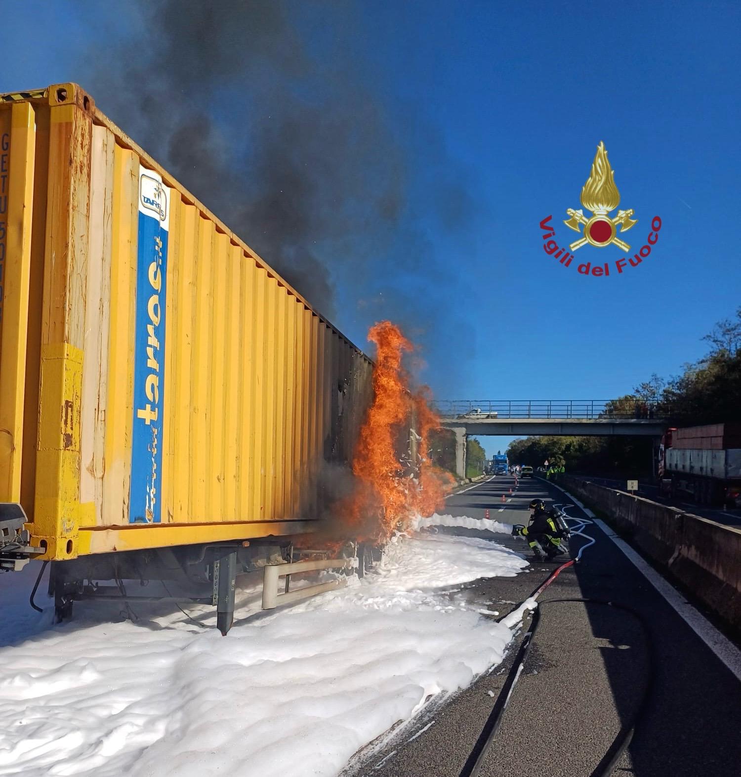 Autostrada A1: tir con solventi in fiamme sul raccordo Perugia-Bettolle. Il tratto è stato temporaneamente chiuso