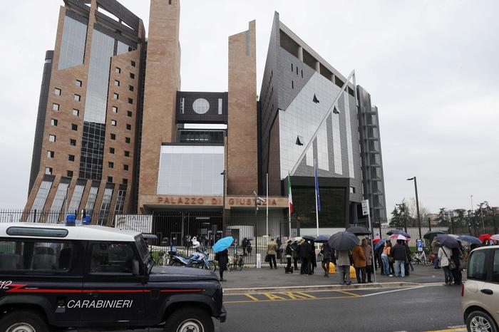 Migranti: striscione pro Musk davanti ai tribunali di Firenze, Prato, Lucca e Pistoia