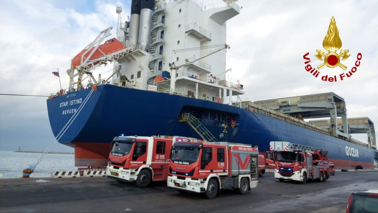 Incendio al Porto di Livorno: fiamme su nave mercantile (foto)