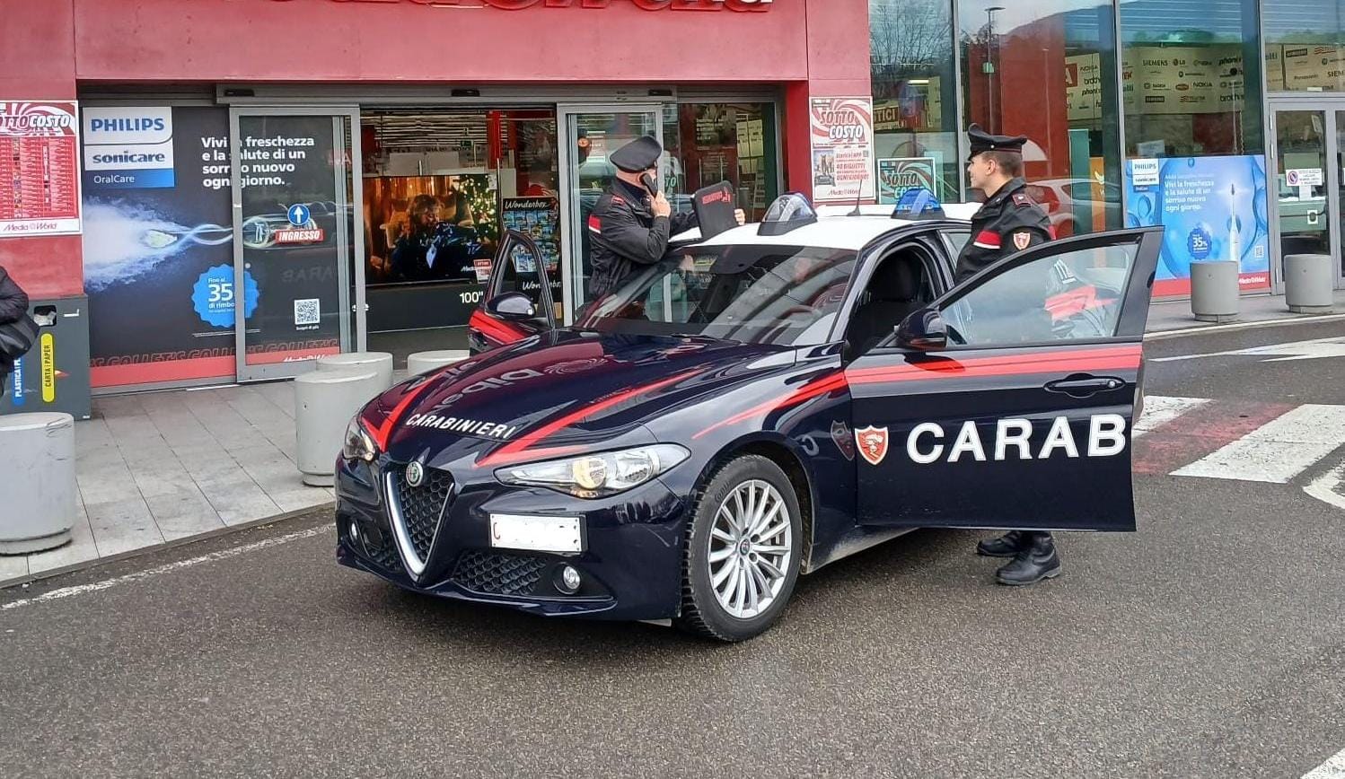 Figline e Incisa Valdarno: 24enne tenta di rubare smartphone in negozio e minaccia carabinieri