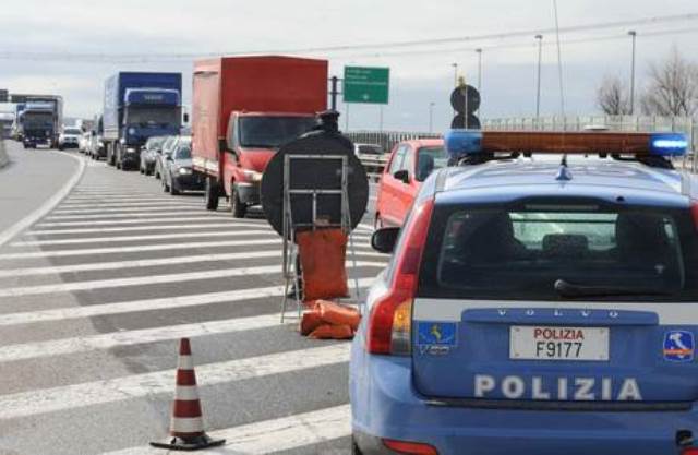 Autostrada A1: Tir in fiamme nella Variante di Valico. Lunga coda per Bologna