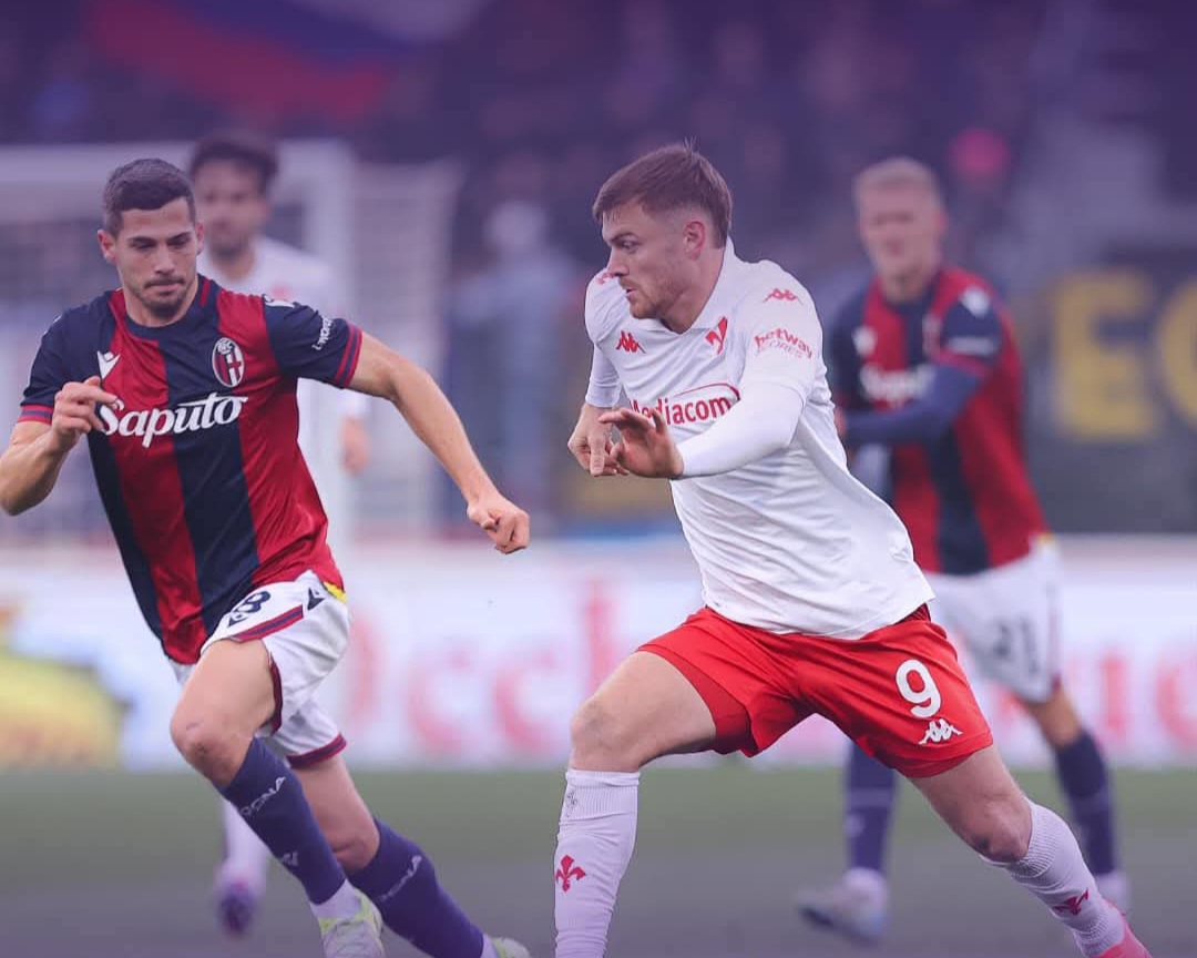 Fiorentina perde (1-0) nella nebbia di Bologna. Ha pesato anche il lutto di Palladino. Squadra bloccata. Pagelle