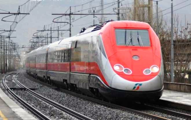 Treno di lunga percorrenza e alta velocità fermo alla stazione di Lastra a Signa