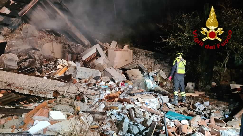 Lucca: esplosione nella villa in Garfagnana. Si cercano due dispersi sotto le macerie (foto)