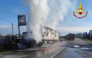 Porcari: tir carico di carta e alimentato a gas prende fuoco in via Romana (foto)