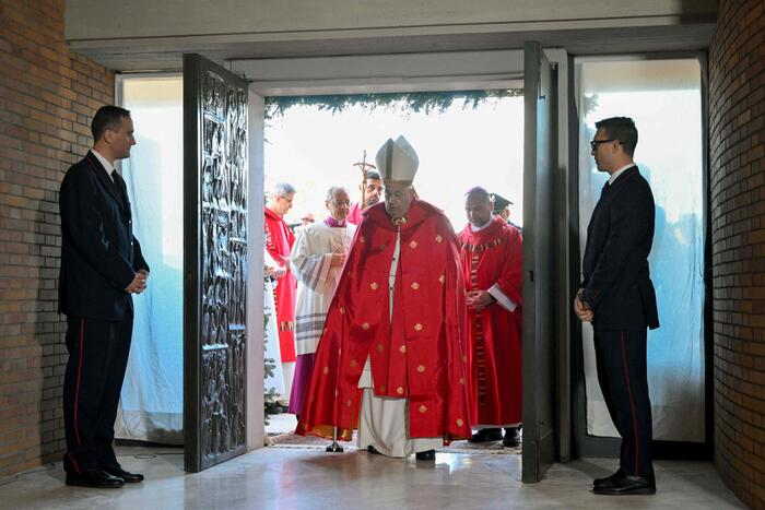 Giubileo: Papa apre Porta Santa a Rebibbia. “Per l’anno Santo serve l’amnistia”