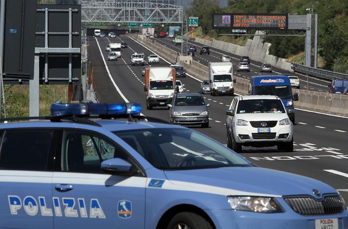 Nuovo codice della strada: alcol e telefono al volante, scatta la super stretta