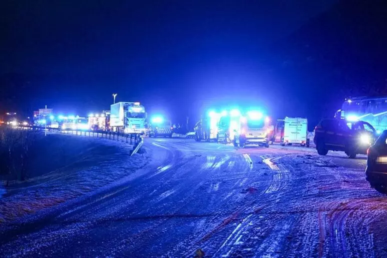 Norvegia: bus sbanda e finisce in acqua con 58 persone. Morti e feriti