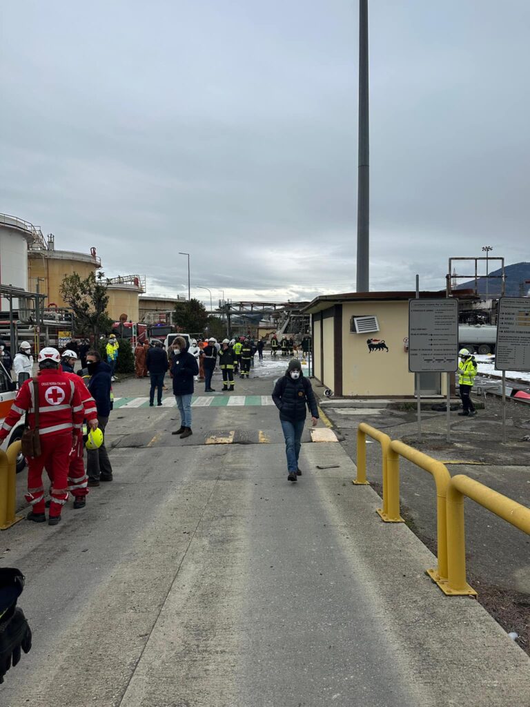 Esplosione di Calenzano, Giani: “Sito Eni non più adatto”. Sindaco: “Serve riflessione”. AT: “Arrivato carburante per i bus”