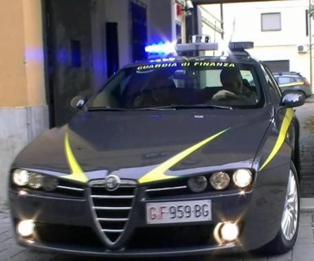 Firenze: denunciato compro oro abusivo. Sequestrati 11 orologi di lusso (valore 210mila euro)