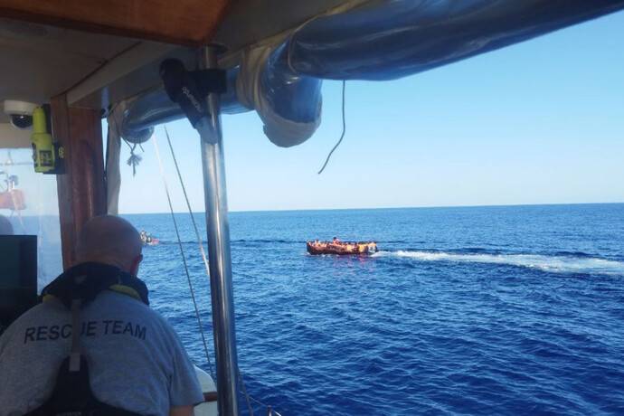 Migranti: bambina di 11 anni salvata in mare, aggrappata ai salvagenti. Sarebbe l’unica sopravvissuta di una barca affondata