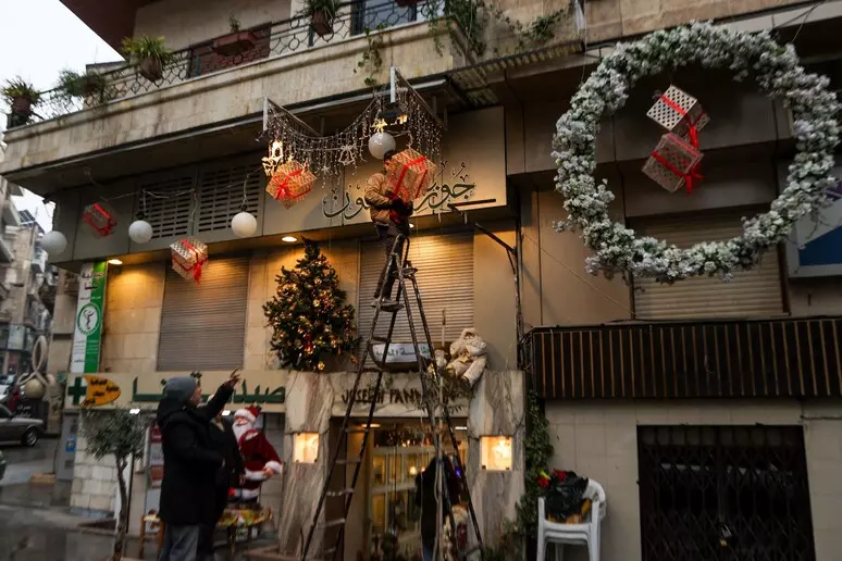 Natale 2025: protesta dei cristiani in Siria dopo l’incendio di un albero di Natale