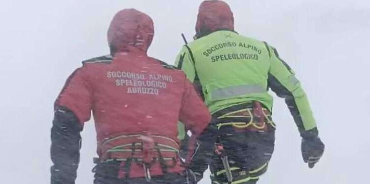 Alpinisti dispersi sul Gran Sasso: soccorritori bloccati rientrano a valle. Ricerche sospese per maltempo