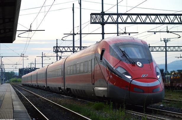 Treni, linea Roma-Firenze: guasto elettrico, ritardi fino a 100 minuti e cancellazioni