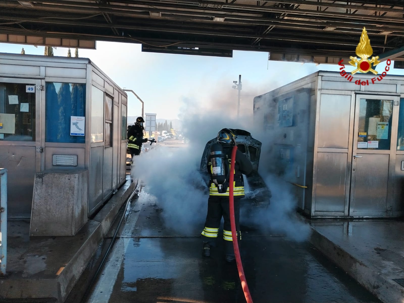 Autostrada A1: auto in fiamme al casello si Prato ovest. Danneggiata anche la pensilina