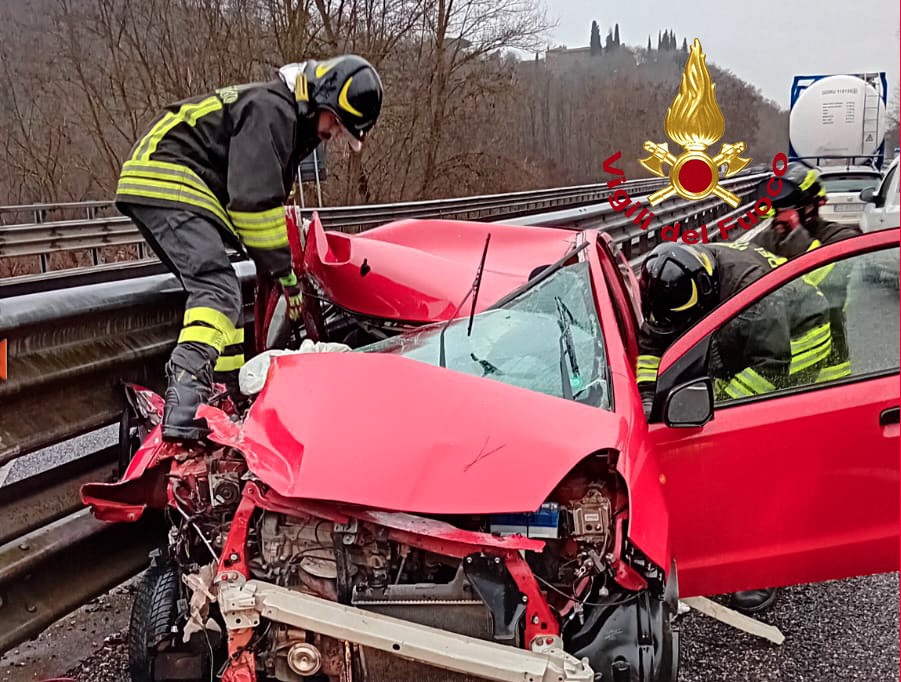 Siena-Bettolle: incidente fra auto e tir, 51enne in gravi condizioni