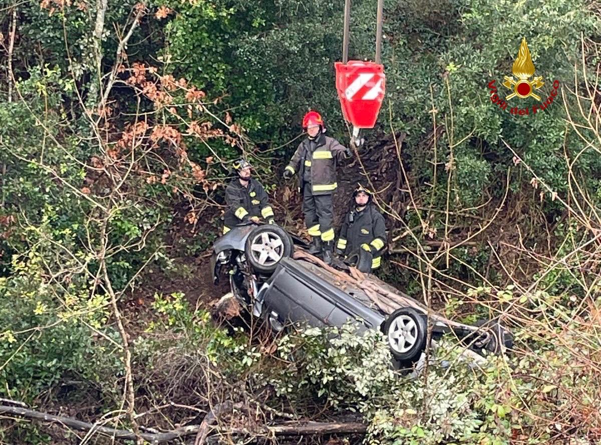 Pisa: auto si ribalta in viale Giovanni Pisano. Ferito il conducente