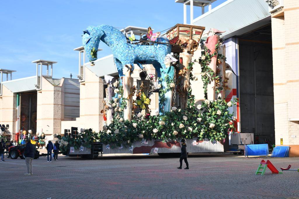 Carnevale di Viareggio: droni dei vigili del fuoco per sorvegliare i corsi mascherati