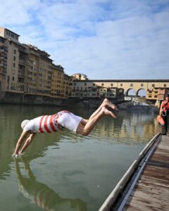 Capodanno 2025: Giani si tuffa in Arno per gli auguri a tutta la Toscana