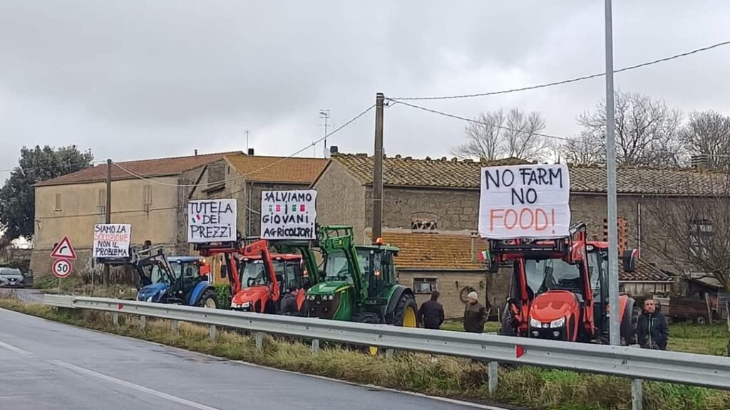 Agricoltura, protesta dei trattori in Toscana: Aurelia bloccata a Capalbio. Mercoledì 29 corteo fino al porto di Viareggio