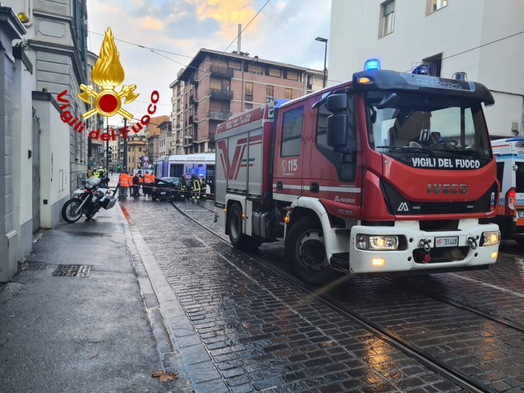 Tramvia deragliata a Firenze: città bloccata. Al lavoro la gru. Opposizioni contro Palazzo Vecchio