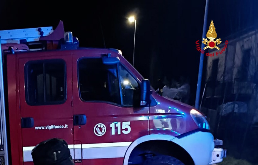 Lastra a Signa: incastrato col piede nella motozappa mentre lavora nel campo