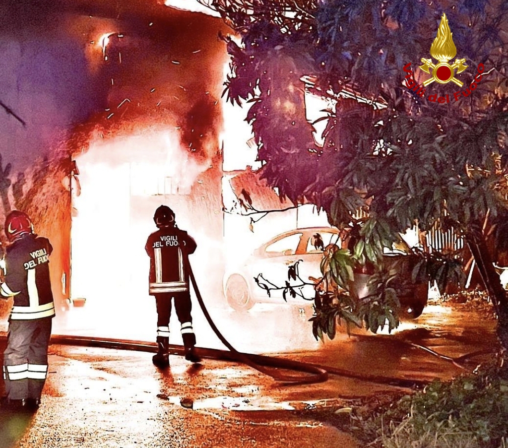 Lucca: incendio nella notte in un’azienda agricola. Salvata l’abitazione