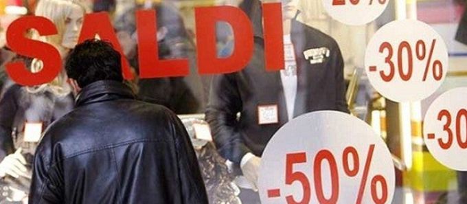 Saldi in Toscana 2025: 17mila presenze all’outlet di Barberino, 1200 in coda ai Gigli