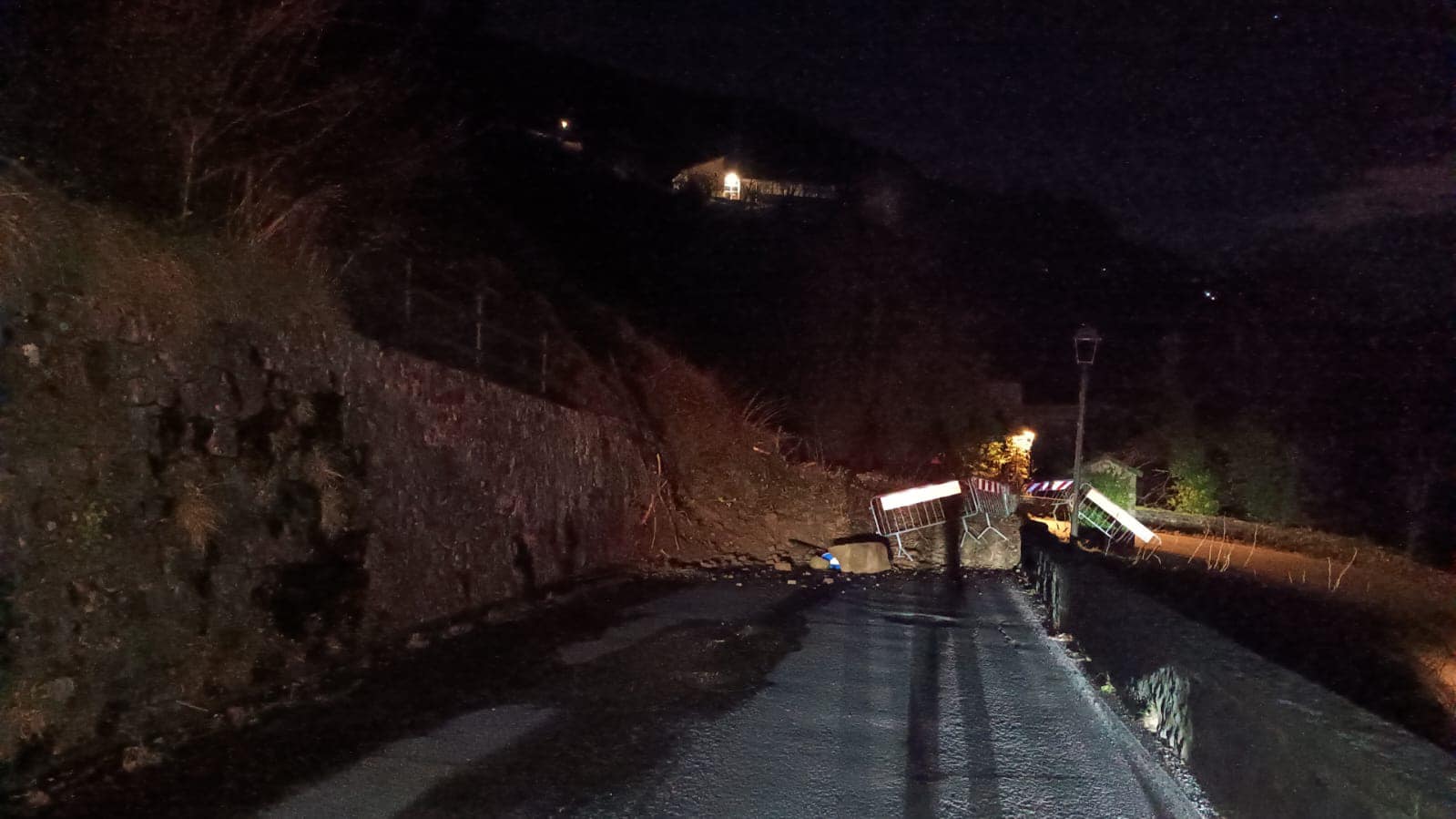 Pistoia: frana nella notte sulla provinciale per Cutigliano. Strada bloccata