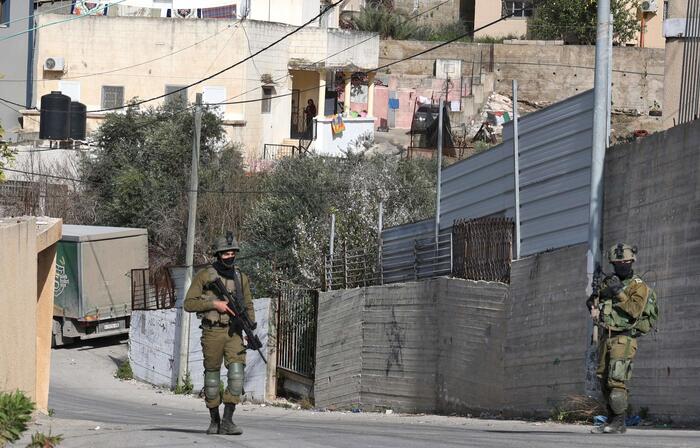 Gaza: tregua vigilata. Le ragazze liberate abbracciano le madri. Tel Aviv libera i prigionieri. Tajani vola in Israele e Cisgiordania