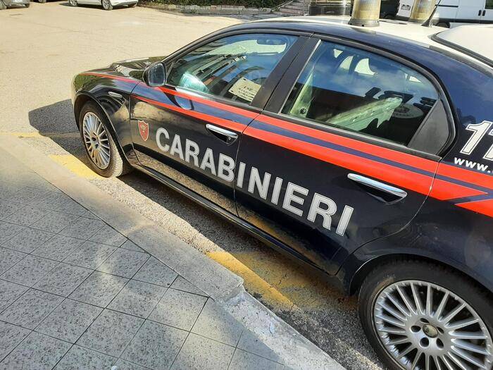 Accoltellata nel parcheggio del supermercato: è grave all’ospedale di Bergamo. Fermato il presunto aggressore