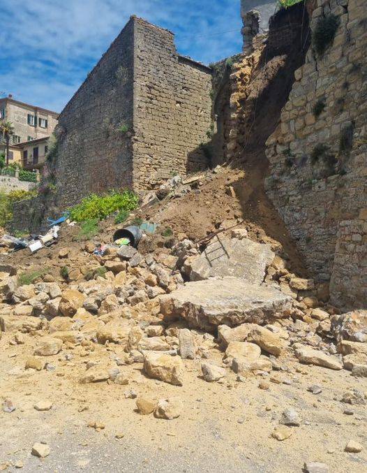 Volterra, crollo delle mura: al via lavori di ripristino. Modifiche e divieti alla viabilità fino a luglio