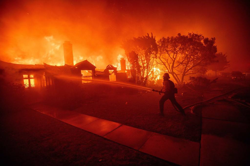 Incendi a Los Angeles: 10 morti e oltre 180mila sfollati. Militari e coprifuoco contro saccheggi