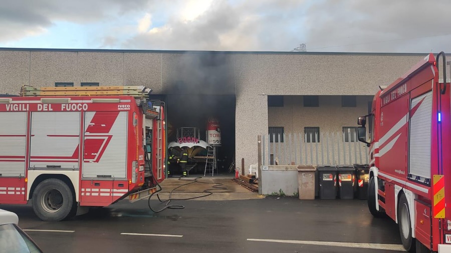 Follonica: incendio in capannone del Carnevale, distrutto carro del rione Pratonieri