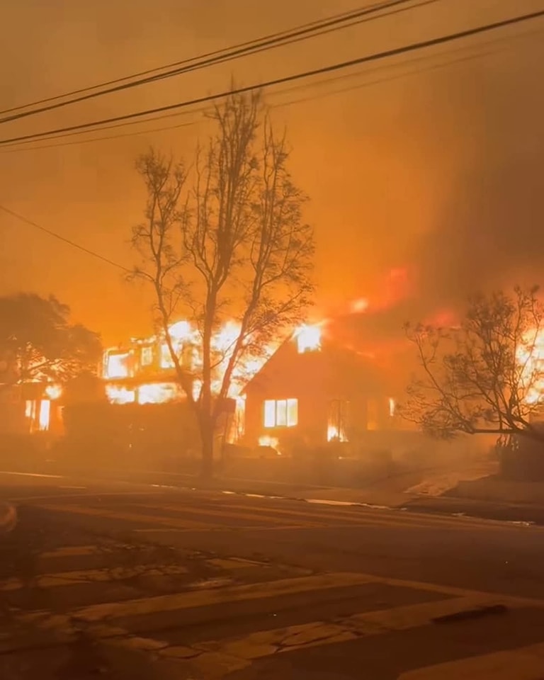 Incendio a Los Angeles: 100mila evacuati, anche laboratorio Nasa. I soccorsi: “Non riusciamo a contenere le fiamme”