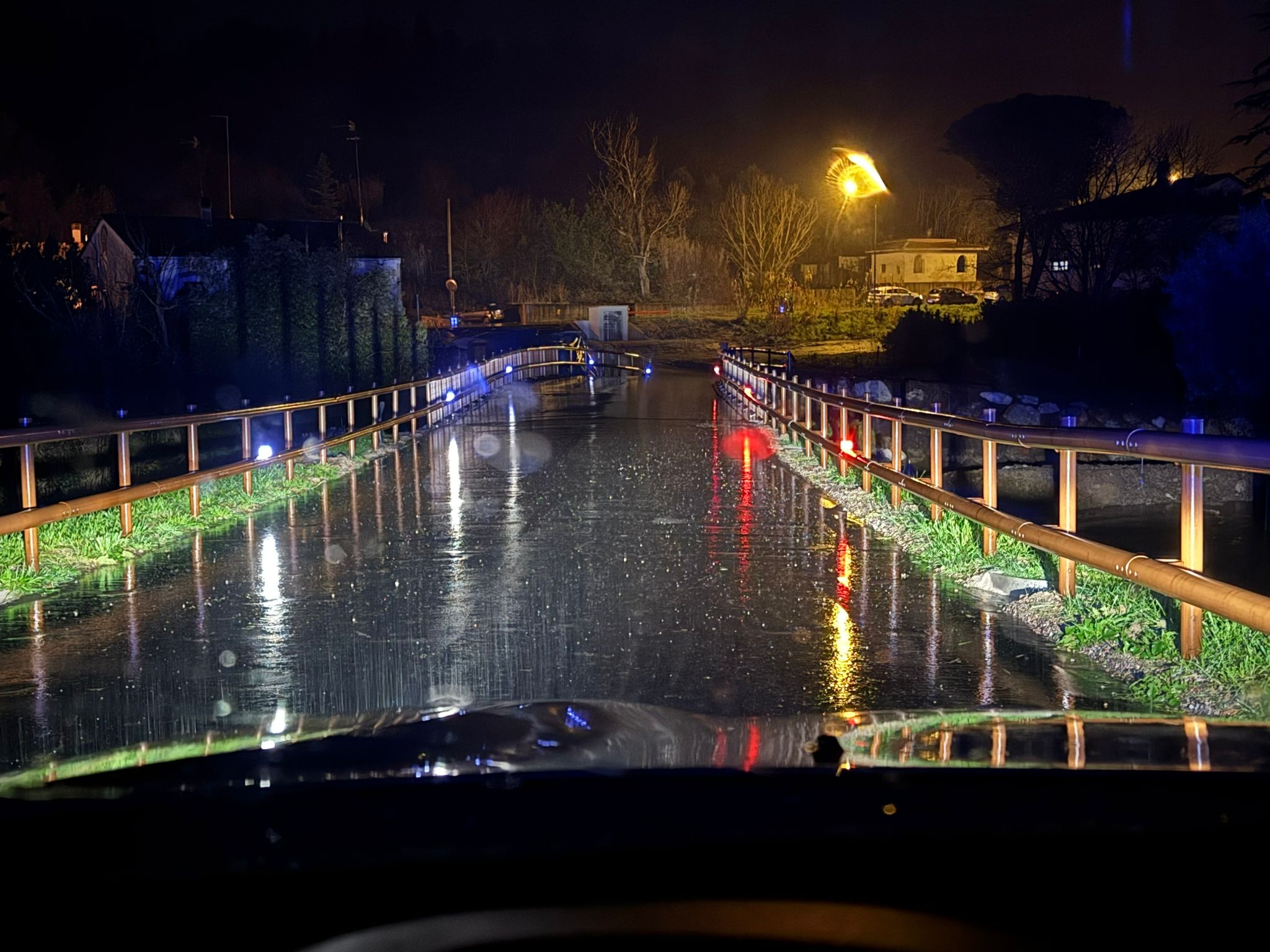 Maltempo in Toscana: allagamenti nel Livornese, strade interrotte, esonda il Rio Cafaggiolo (foto)