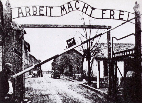 Shoah, Meloni: “Tragedia ad opera di nazisti, con fascisti complici”. Mattarella ad Auschwitz per gli 80 anni dalla liberazione degli internati